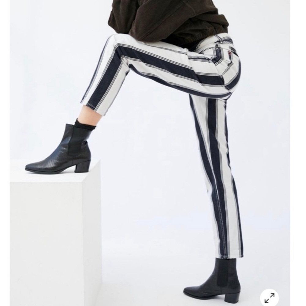 Urban Outfitters Mom High Waisted Tapered Leg Jeans - Picture 3 of 12
